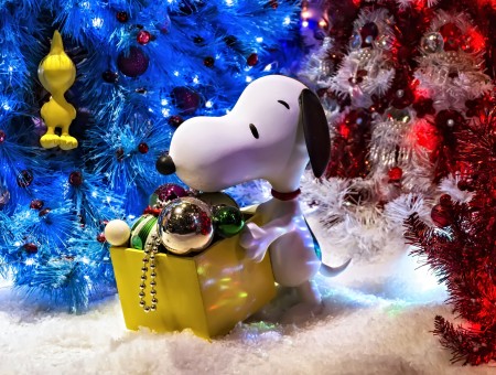 Snoopy With Yellow Box Plastic Toy