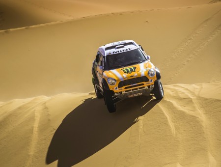 Rally Mini Cooper in desert