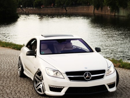 White lux Mercedes Benz
