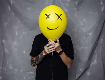 Smile on yellow baloon
